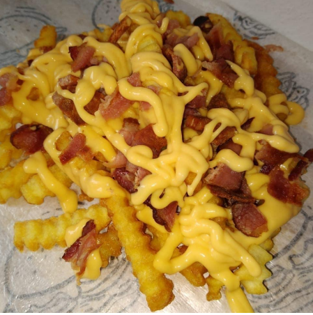 Batata Frita com Creme de Cheddar e Bacon